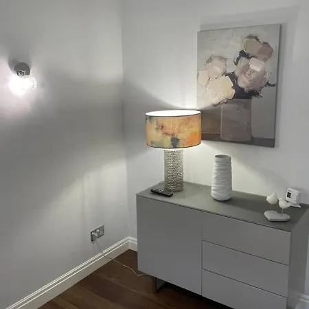 2 Bedroom 2 Bathroom Luxury Apartment 1 Minute From Lake Pet Friendly Free Parking Winster  Exterior photo