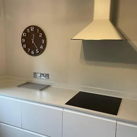 2 Bedroom 2 Bathroom Luxury Apartment 1 Minute From Lake Pet Friendly Free Parking Winster  Exterior photo