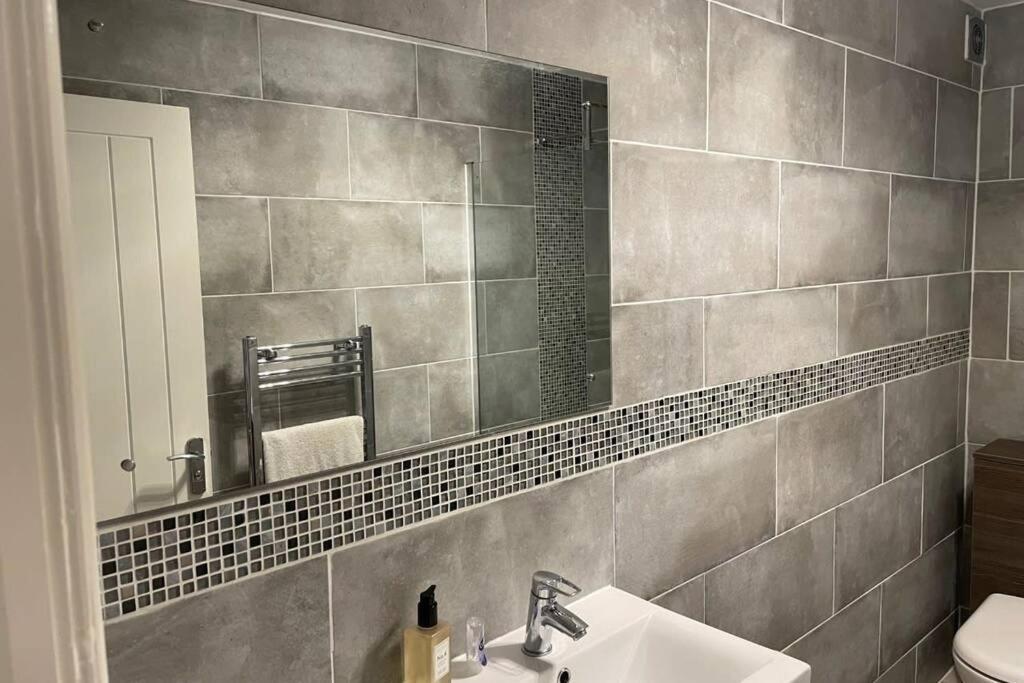 2 Bedroom 2 Bathroom Luxury 1 Minute From Pet Friendly Free Parking *