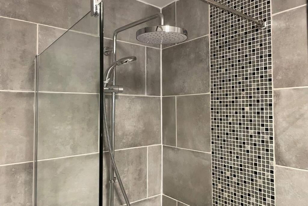 2 Bedroom 2 Bathroom Luxury 1 Minute From Pet Friendly Free Parking *