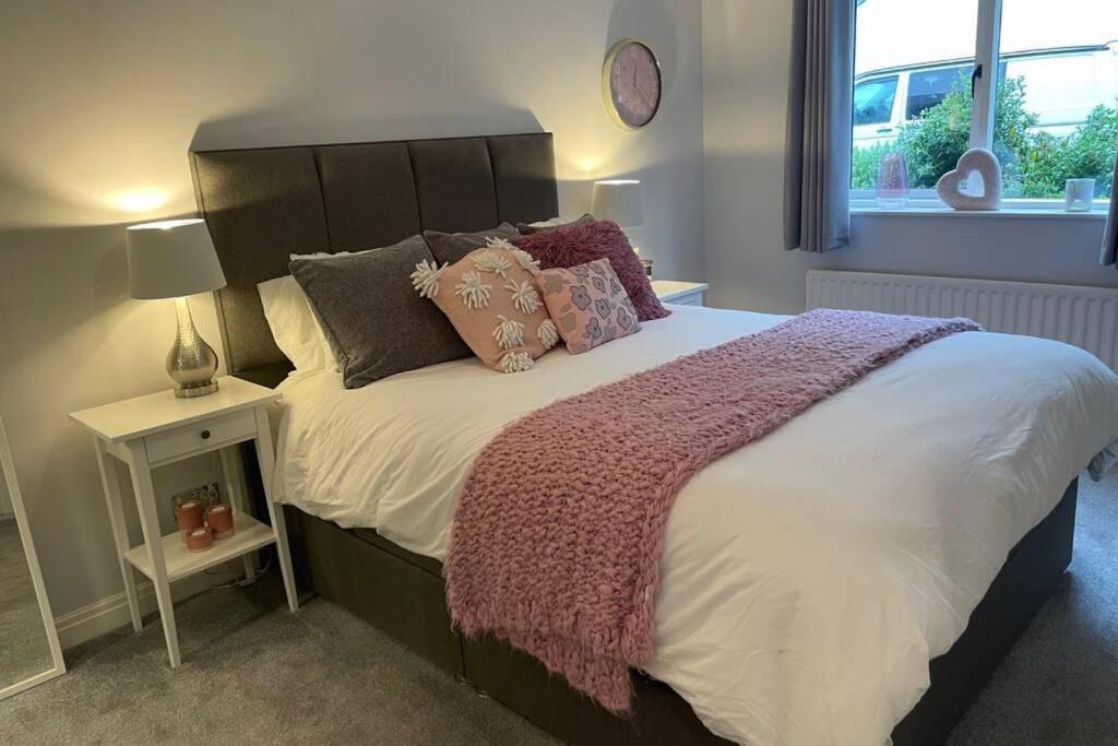2 Bedroom 2 Bathroom Luxury 1 Minute From Pet Friendly Free Parking *