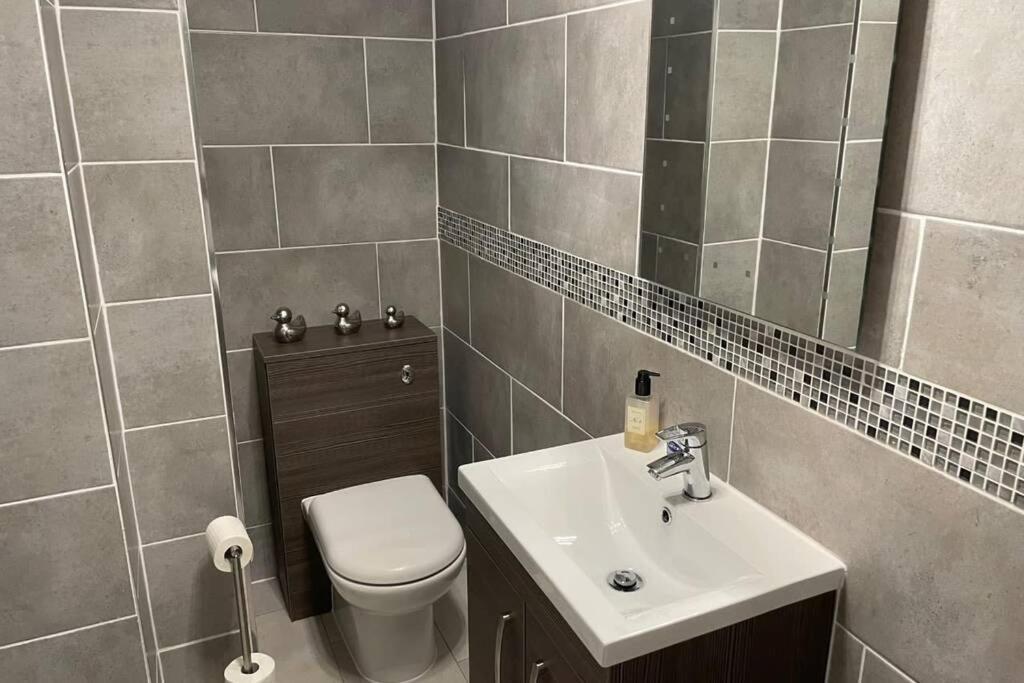 2 Bedroom 2 Bathroom Luxury 1 Minute From Pet Friendly Free Parking * Winster (Cumbria)